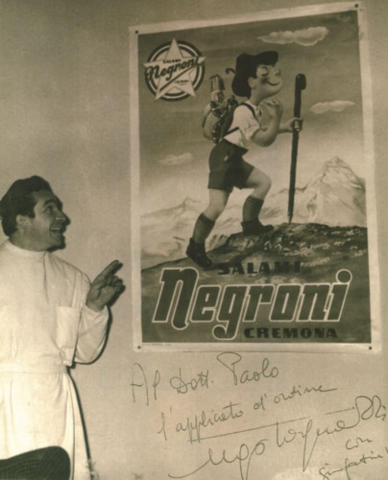 Ugo Tognazzi davanti al poster di Negroni.