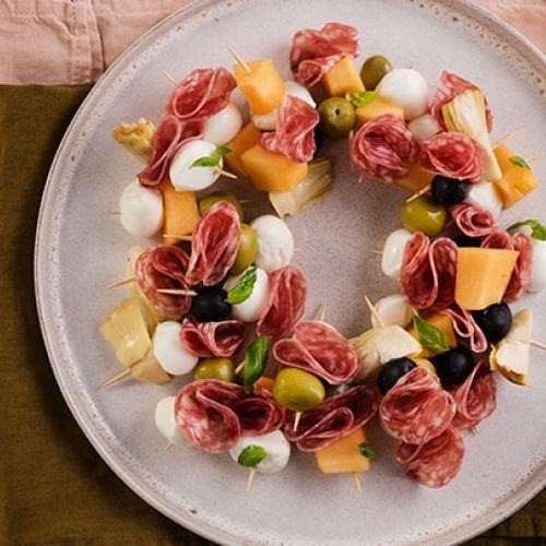 Cerchio di spiedini con salame, olive, carciofi, mozzarelline e melone