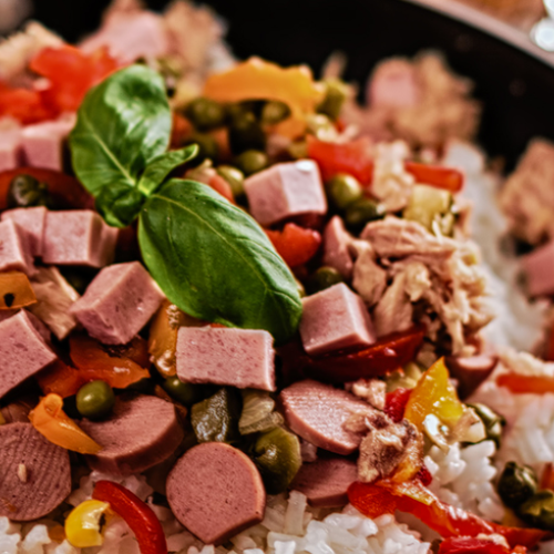 Salade de riz à la saucisse Golosino et aux légumes croquants 