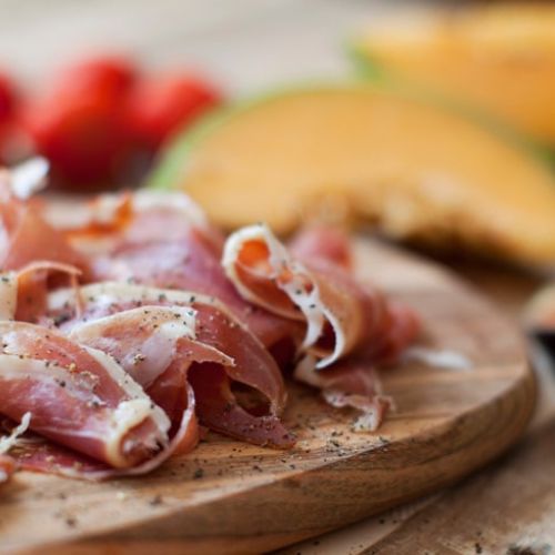 Summer recipes using raw ham: pairings with fruit