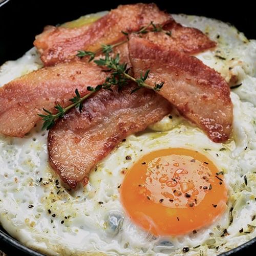 Uovo al tegamino con bacon ricetta