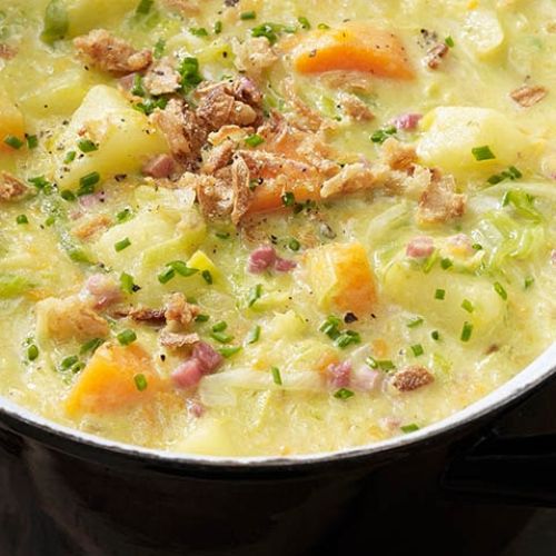 Soupe de pommes de terre, lard, carottes et poireau