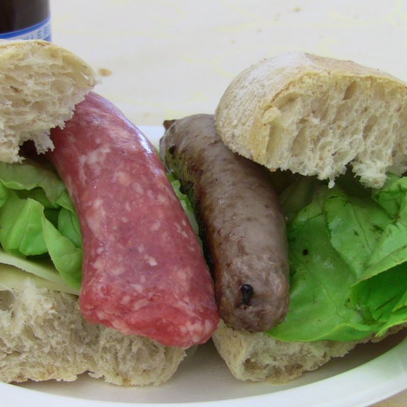 Mac ‘d Bra, panino con salsiccia, salame, formaggio e lattuga