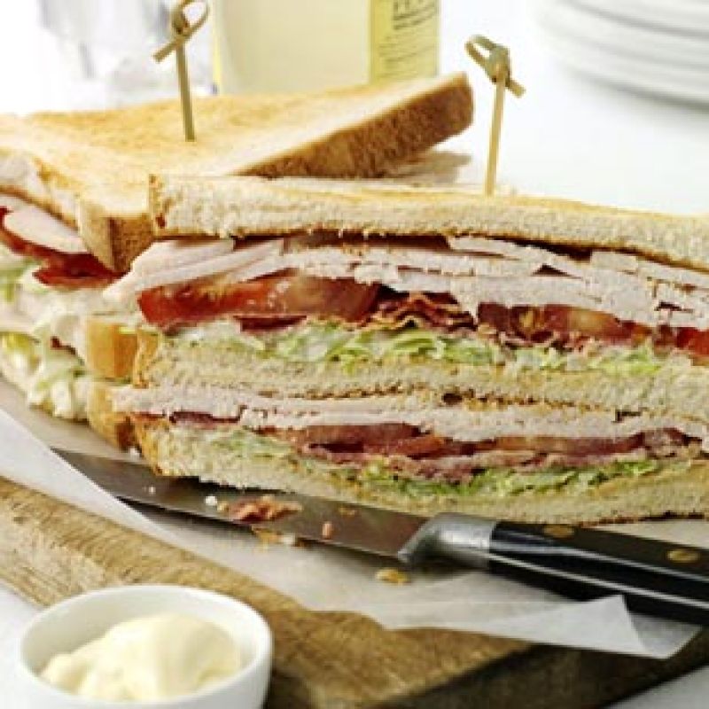 Panino club sandwich sul piatto