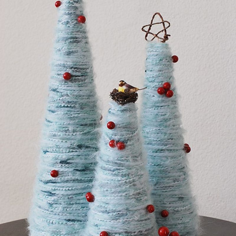 Tre Alberelli di Natale azzurri di lana con stella in punta