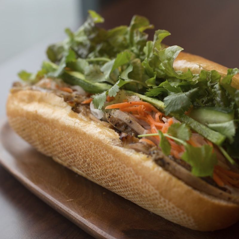 Panino Banh mi: panino Vietnamita con cetrioli, cilantro e petto di tacchino
