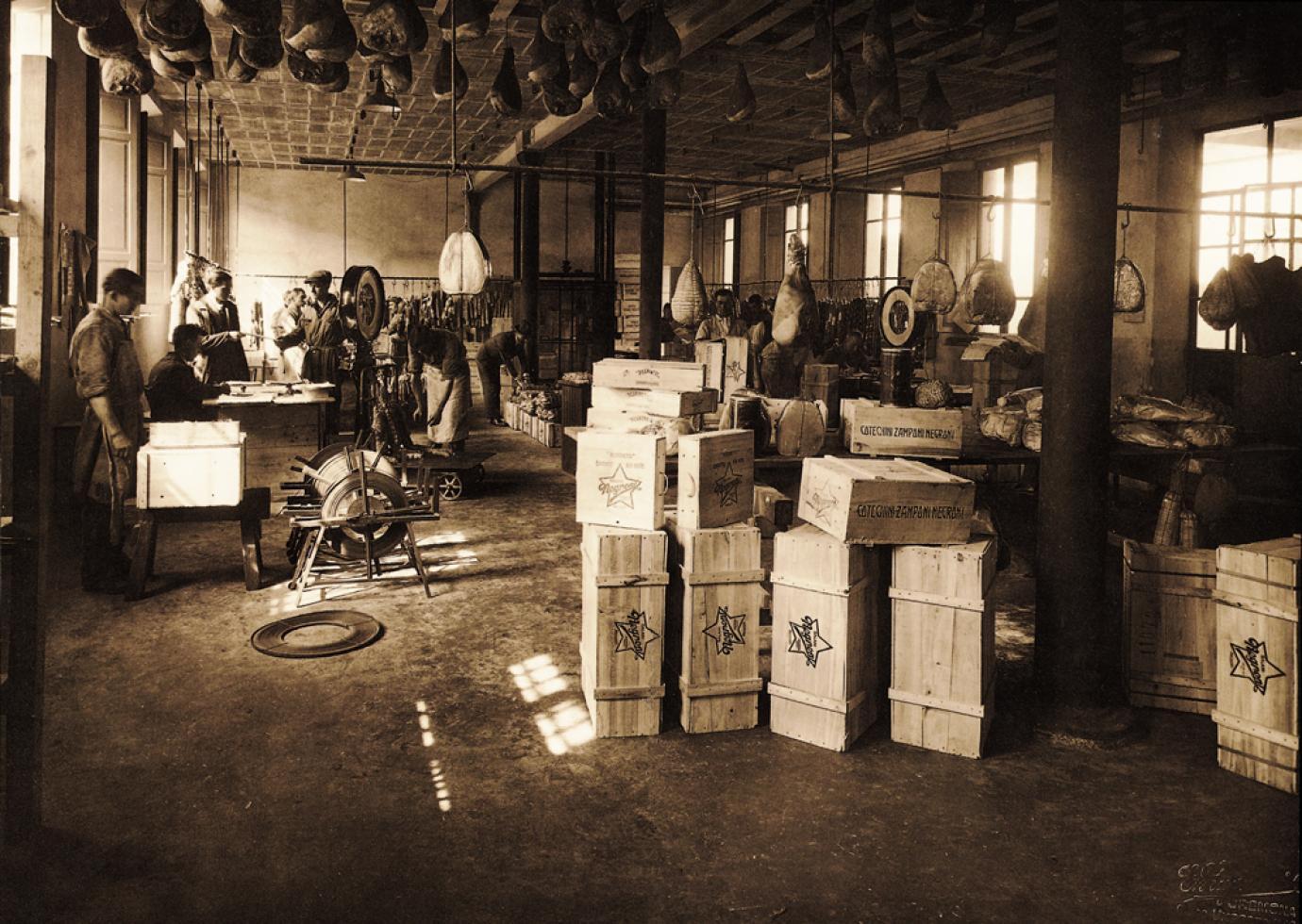 Il magazzino spedizioni in una foto d'epoca