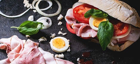 Panino con prosciutto cotto e uovo