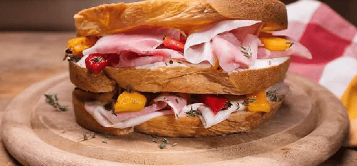 Pan brioche con prosciutto cotto, peperoni e formaggio fresco