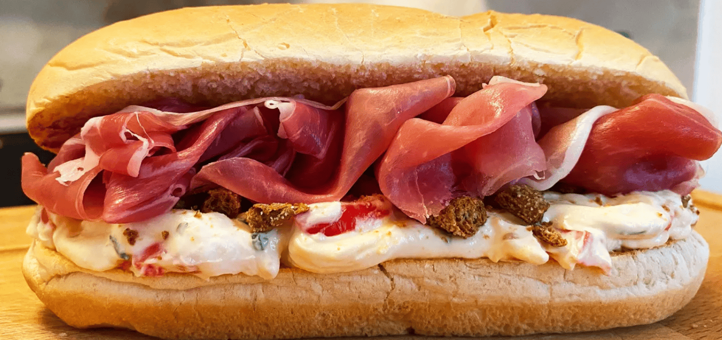 Panino con crudo, robiola e pomodorini