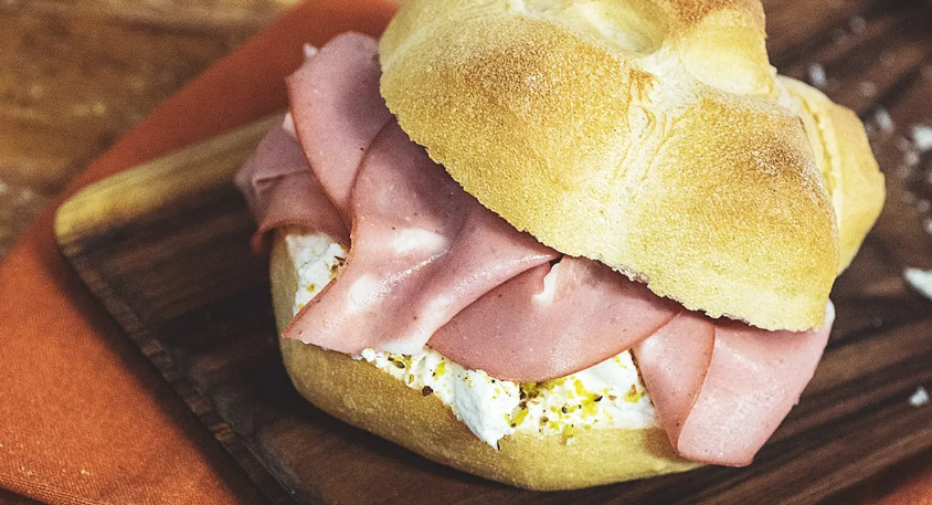 Michetta con mortadella, pistacchi e ricotta