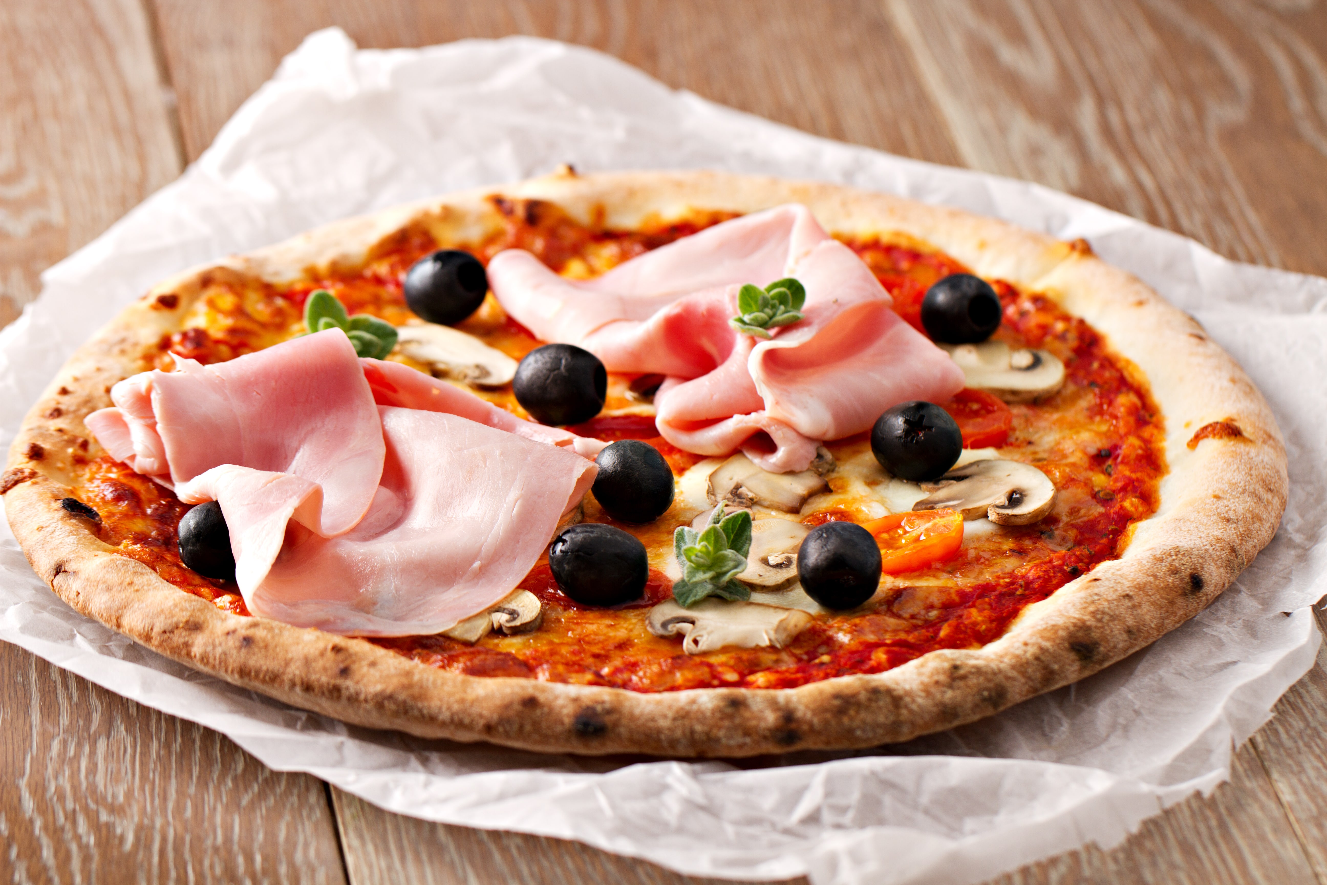 Pizza 4 stagioni, gli ingredienti per la ricetta fatta in casa