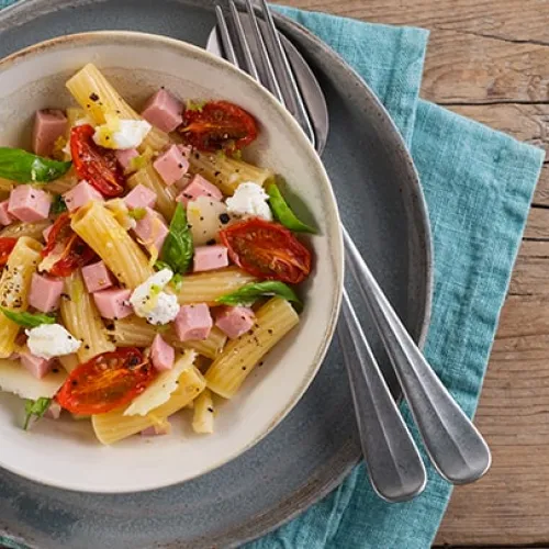 Maccheroni con pomodorini arrosto, cubetti di cotto e ricotta al limone