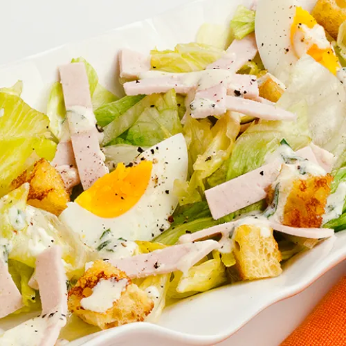 Caesar salad con petto di tacchino in petali 