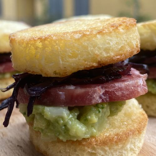Mini sandwich con salame Negronetto e broccoletti senapati