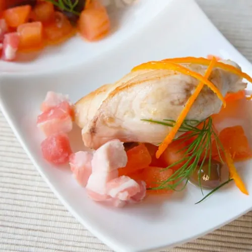 Schwertfischfilets mit mildem bauchspeck und kräutern