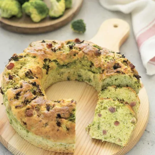 Ciambellone salato con cubetti di pancetta dolce Negroni e broccoli