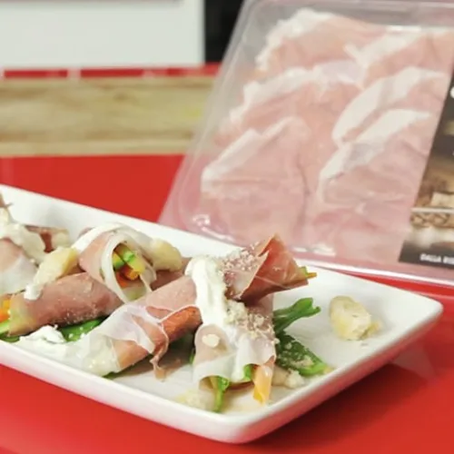 Involtini di verdure croccanti con prosciutto crudo su piatto di portata