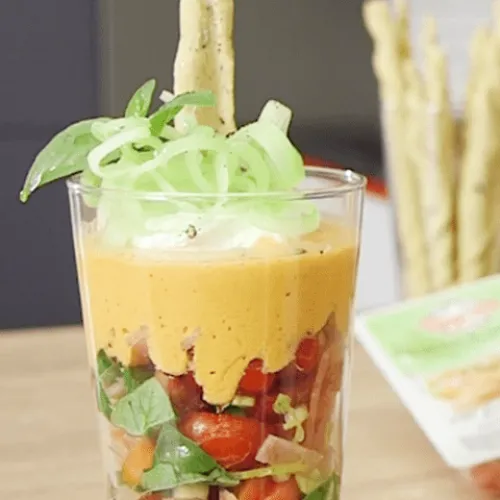 Gazpacho nel bicchiere con insalata di pomodori