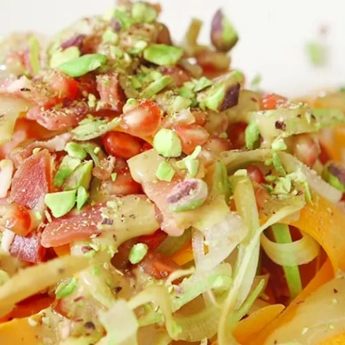 insalata con verdure, prosciutto, mele e dressing di fichi