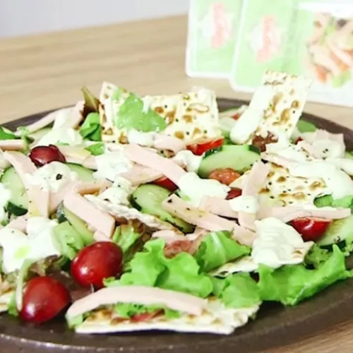 Insalata estiva con petto di tacchino, ciliegie e yogurt alla menta