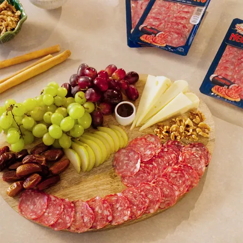 Tagliere di salame Negronetto con frutta, formaggi e grissini