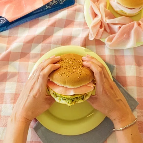Panini morbidi al latte farciti con prosciutto cotto Negroni, frittatina di carote e piselli e maionese