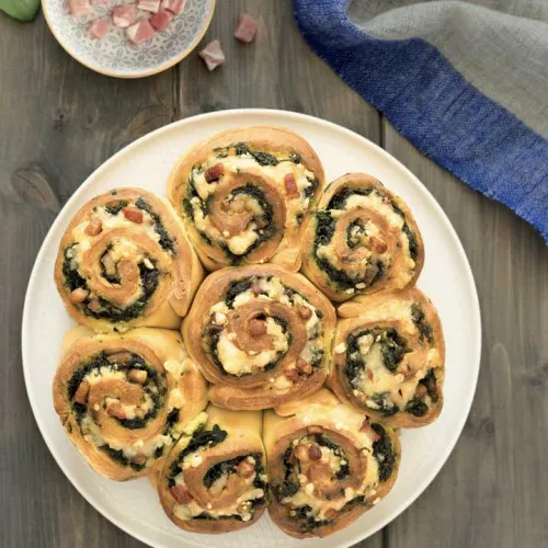 Torta di rose con cubetti di pancetta affumicata Negroni e spinaci