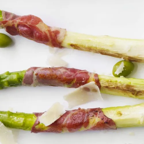 Asparagi grigliati avvolti nella coppa