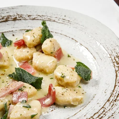 Capunsei mantovani con petali di speck e salvia fritta