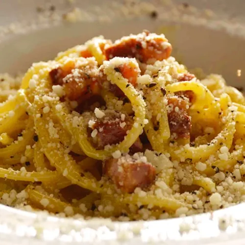 Pasta alla carbonara di fave e guanciale