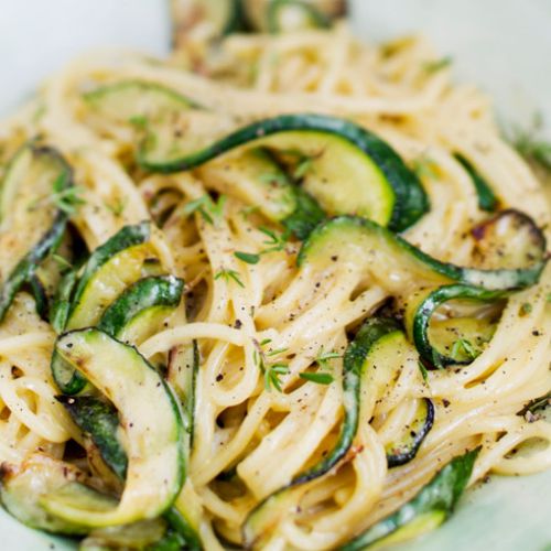 Carbonara mit Zucchini und gekochtem Schinken 
