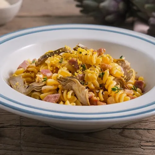 Pasta alla Carbonara con uovo sodo e carciofi
