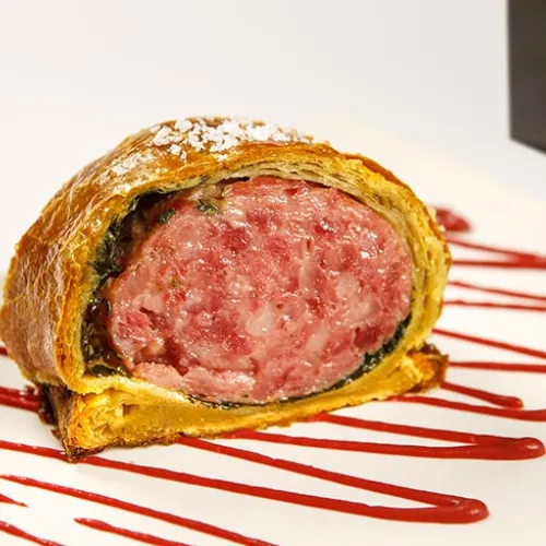 Cotechino in crosta con biete, spinaci e ketchup di barbabietola