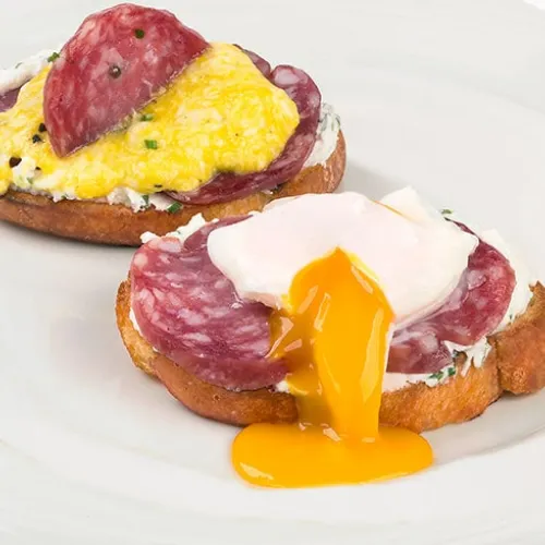 Crostini di pane con salame e uova