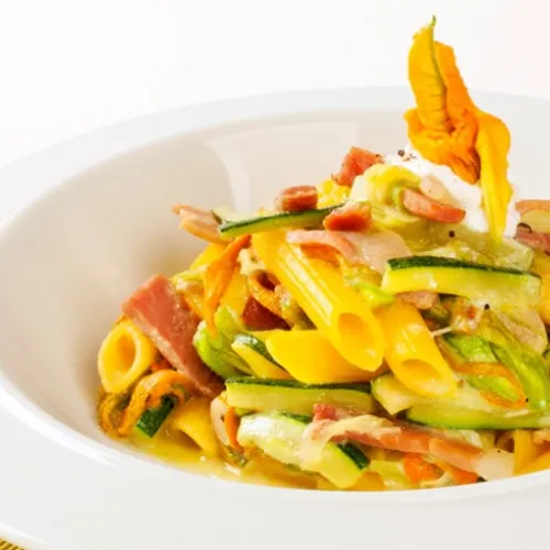 Pennette di mais con fiori di zucca e speck