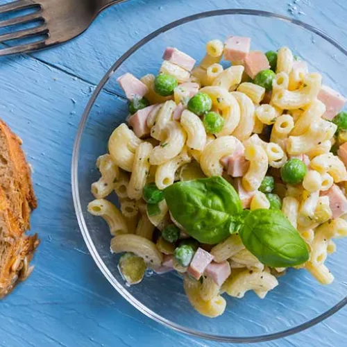 Insalata di pasta con piselli e cotto