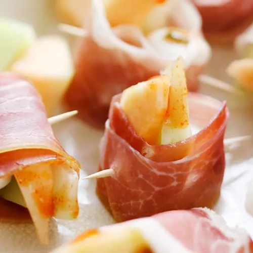 Involtini freschi di prosciutto crudo e cotto e frutta