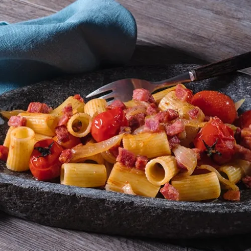 Mezze maniche mantecate con salsiccia, cipolle e pomodorini