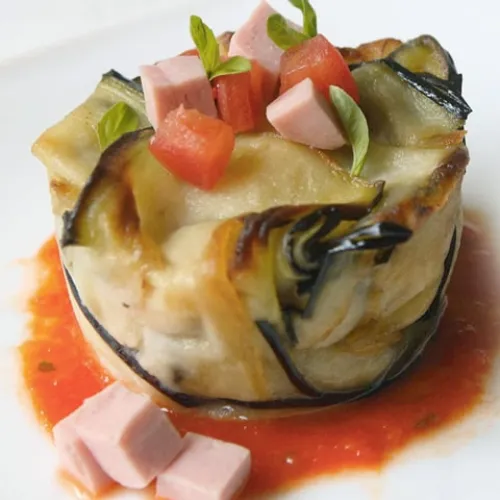 Millefoglie di melanzane monoporzione su piatto bianco