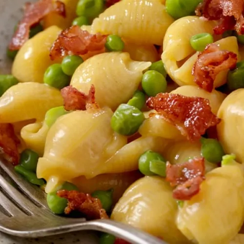 Pasta con salsiccia, piselli e funghi