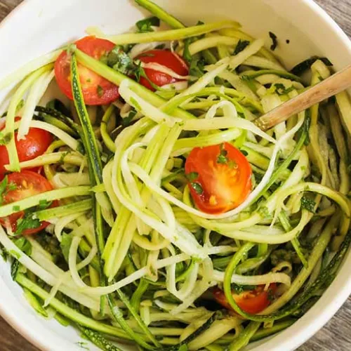 Zucchini-Noodle mit Hühnerbrust