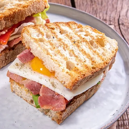 Panino rustico con Petali di Bacon e uovo all’occhio di bue