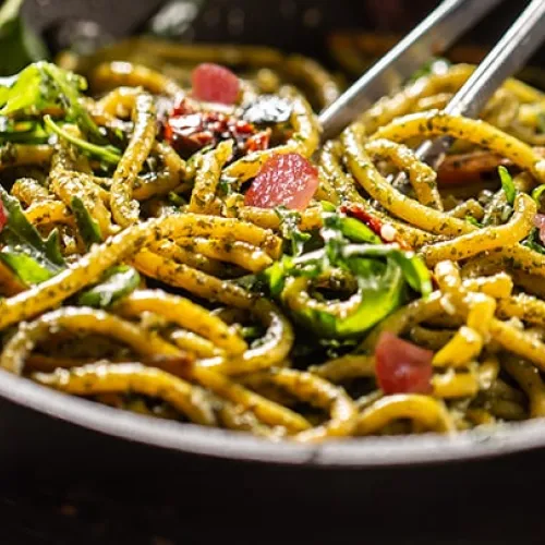 Pasta con crema di zucchine e Petali di Pancetta Affumicata