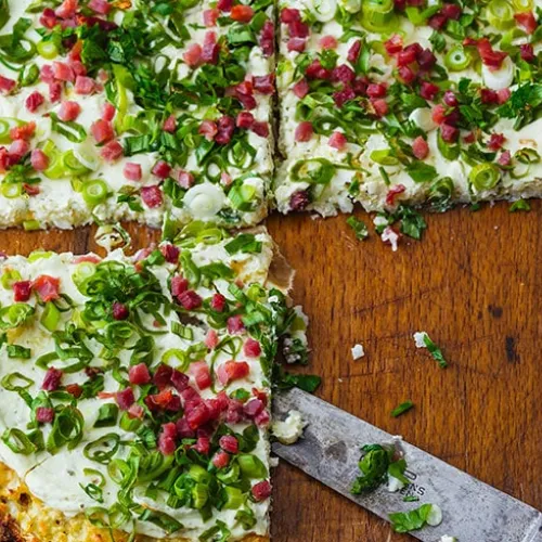 Pizza aus Blumenkohl mit Speck und Käse