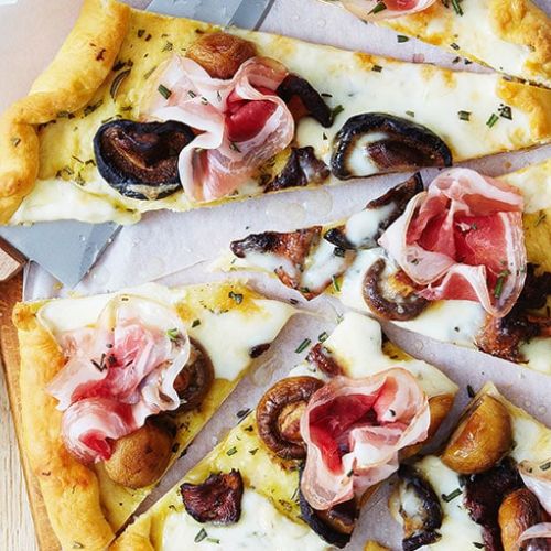 Hausgemachte Pizza mit Wurst, Pilzen und Käse