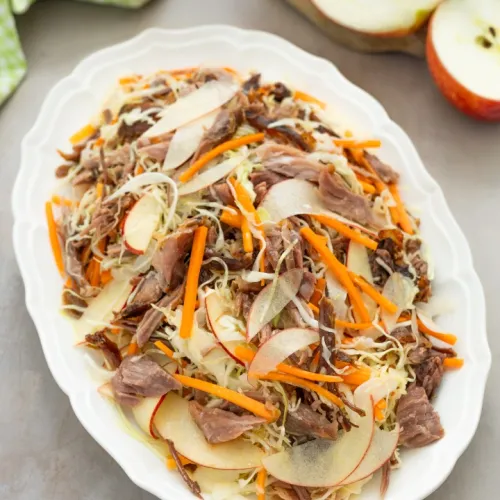 Insalata di stinco Negroni con cavolo cappuccio e mele 