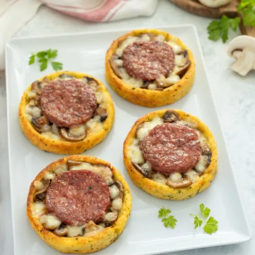 Tortini di patate con cotechino a fette Negroni e funghi  