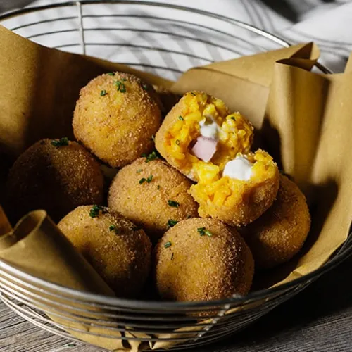Polpette di riso allo zafferano con provola affumicata e cubetti di cotto, ricetta