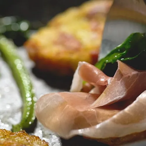 Rosti di patate e prosciutto crudo con erbette piccanti